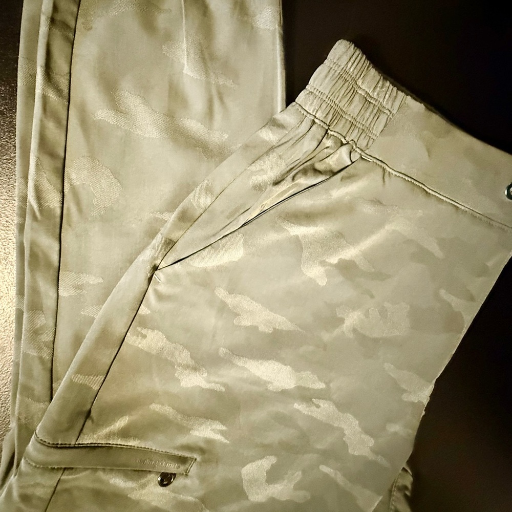 SCRUB SET: Healing Hands Camouflage Jogger Pants & Top - never worn - Picture 3 of 3